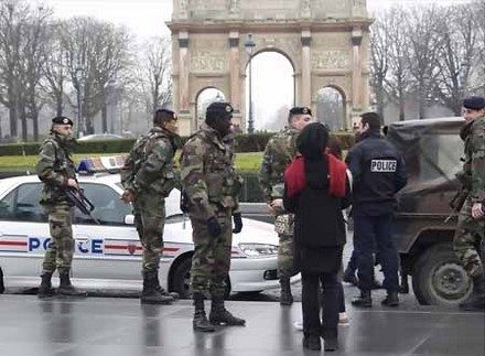 الشرطة الفرنسية تحرر الرهائن في حادث اقتحام وكالة للسفر