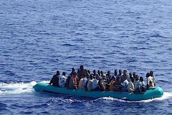 إنقاذ عشرات المهاجرين غير الشرعيين في مياه البحر المتوسط