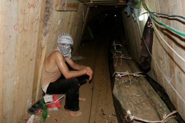 وفاة 3 عمال فلسطينيين داخل نفق بين قطاع غزة ومصر