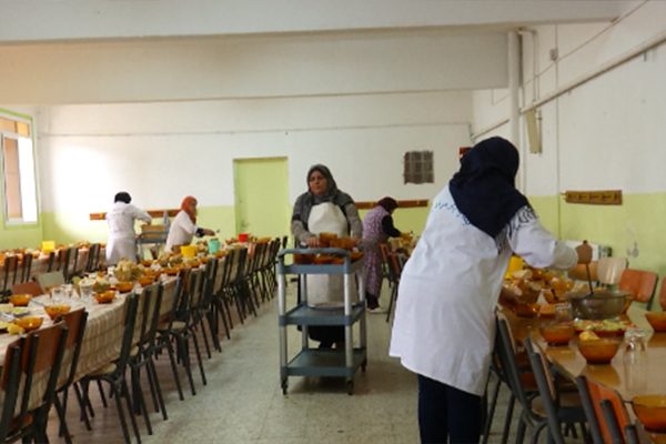 الجزائر: إجبار البلديات على تسيير المطاعم المدرسية بداية السنة المقبلة