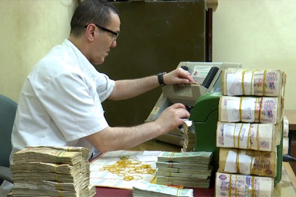 سحب الأوراق النقدية من ألف وألفي دينار قد يؤدي لانهيارالعملة الوطنية