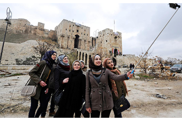 حلب: دمرت البلدة فجاءوا لأخذ “السلفي” وسط الخراب! (ألبوم صور)