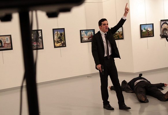 بالفيديو.. مقتل السفير الروسي في أنقرة في هجوم بالرصاص (مباشر)
