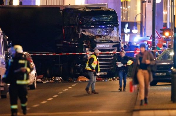 بالفيديو والصور.. سقوط 12 قتلى و50 جريحًا على الأقل في حادث دهس لحشد في سوق في برلين (تحديث)