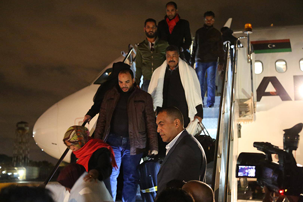 بالصور.. عودة ركاب الطائرة المخطوفة إلى ليبيا